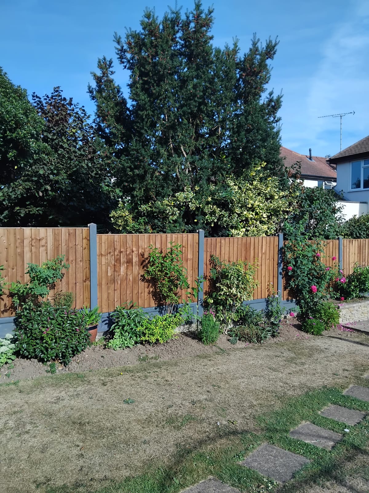 Charfleets Fencing | We supply, deliver and fit all aspects of Quality Fencing at TRADE PRICES | T: 01268 696 930 | FAST Delivery across Essex, Herts, Kent, London & Surrey | www.charfleetsfencing.co.uk Charfleets Fencing