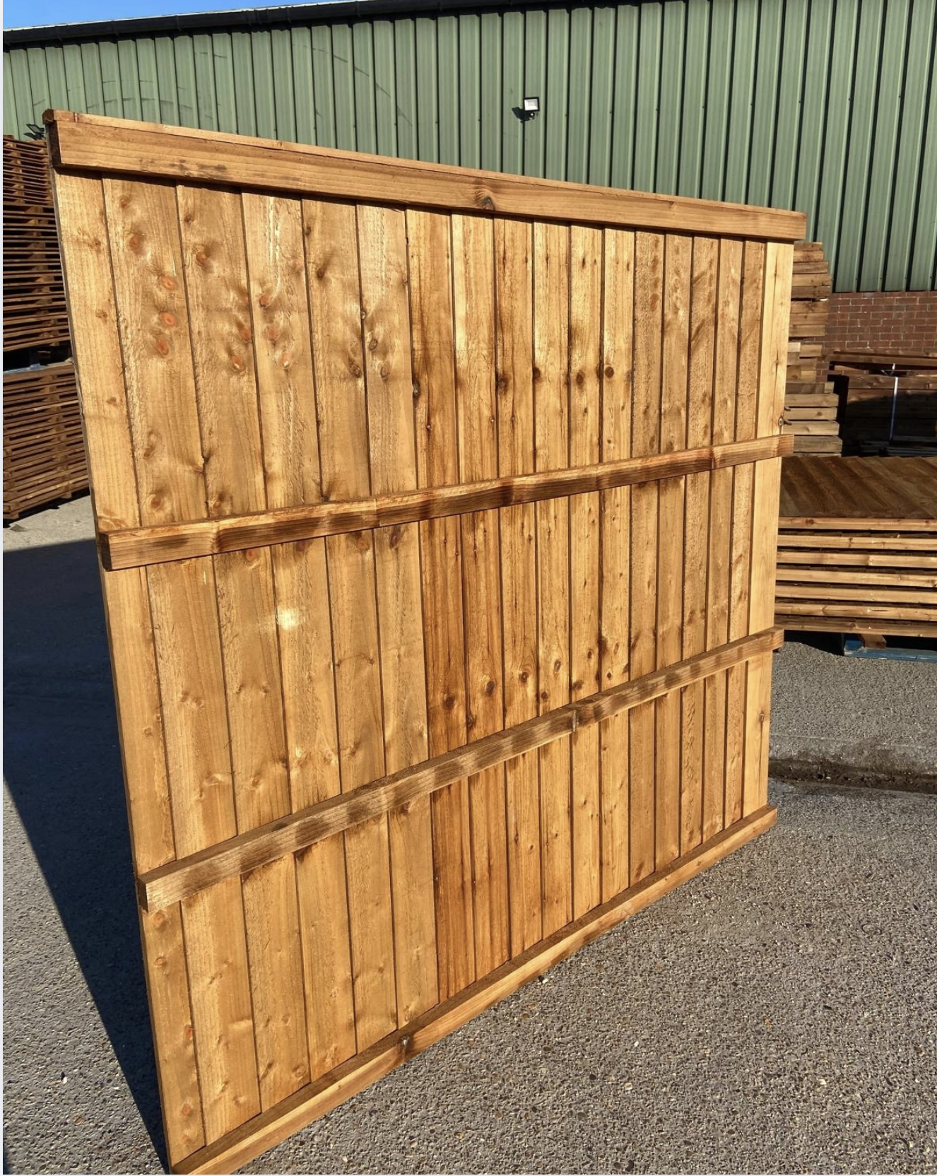 Charfleets Fencing | We supply, deliver and fit all aspects of Quality Fencing at TRADE PRICES | T: 01268 696 930 | FAST Delivery across Essex, Herts, Kent, London & Surrey | www.charfleetsfencing.co.uk Charfleets Fencing