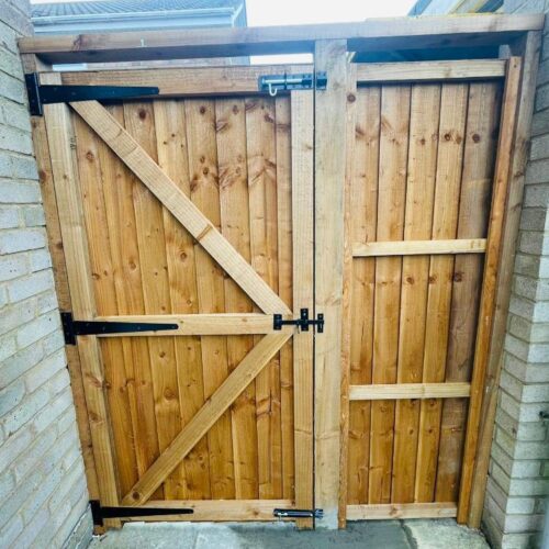 FULLY FRAMED CLOSEBOARD GATES | | Charfleets Fencing